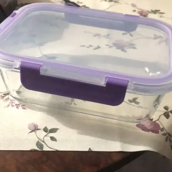 Recipiente con tapa sobre la mesa